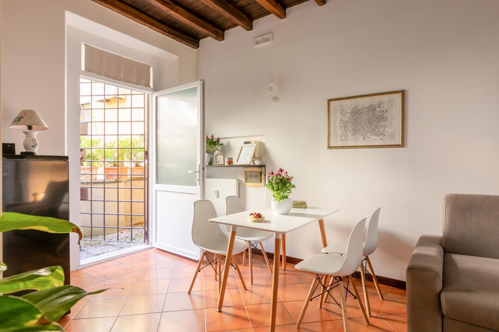 Quiet Trevi Fountain With Patio And Backyard * Rome