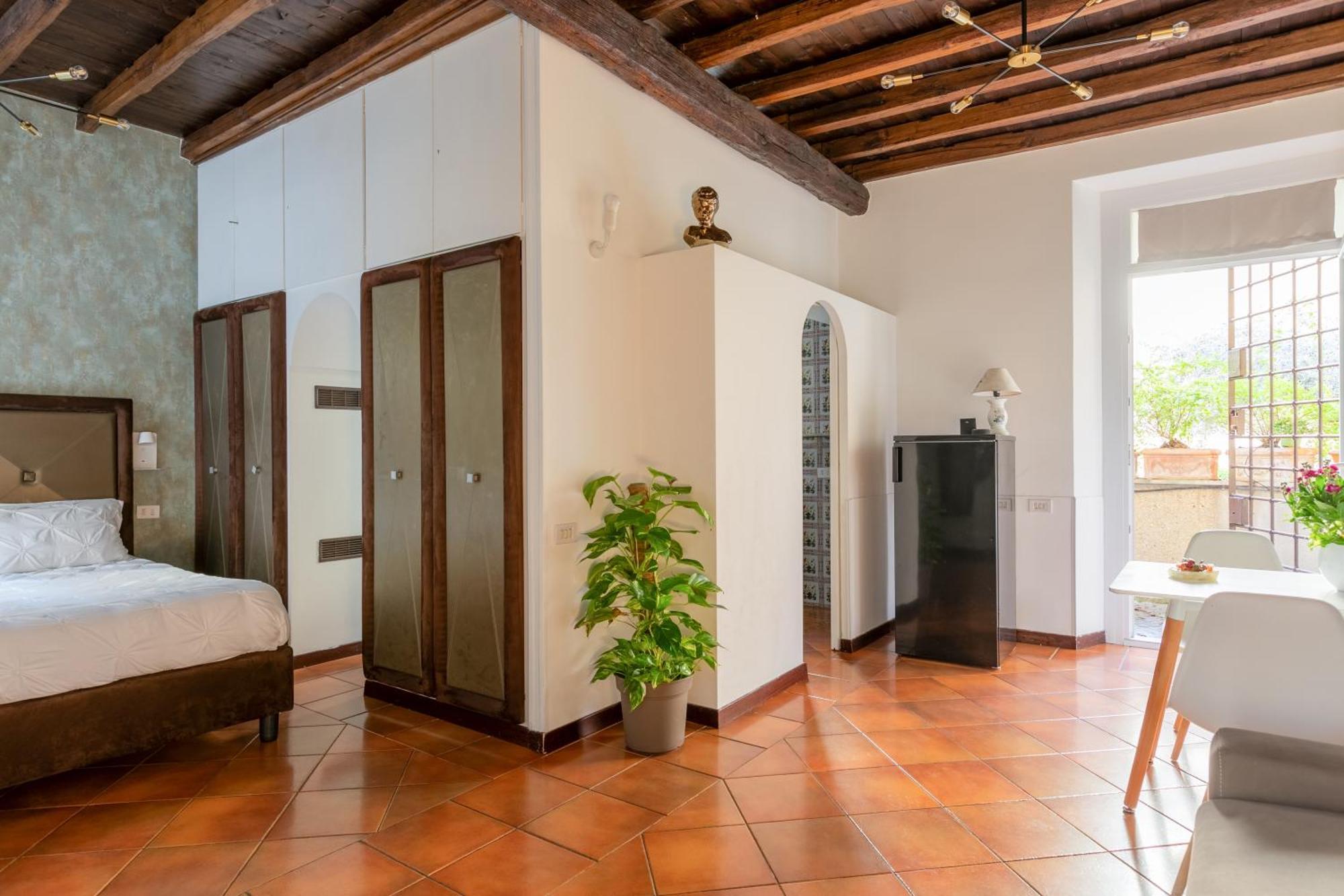 Quiet Trevi Fountain With Patio And Backyard Apartment Rome