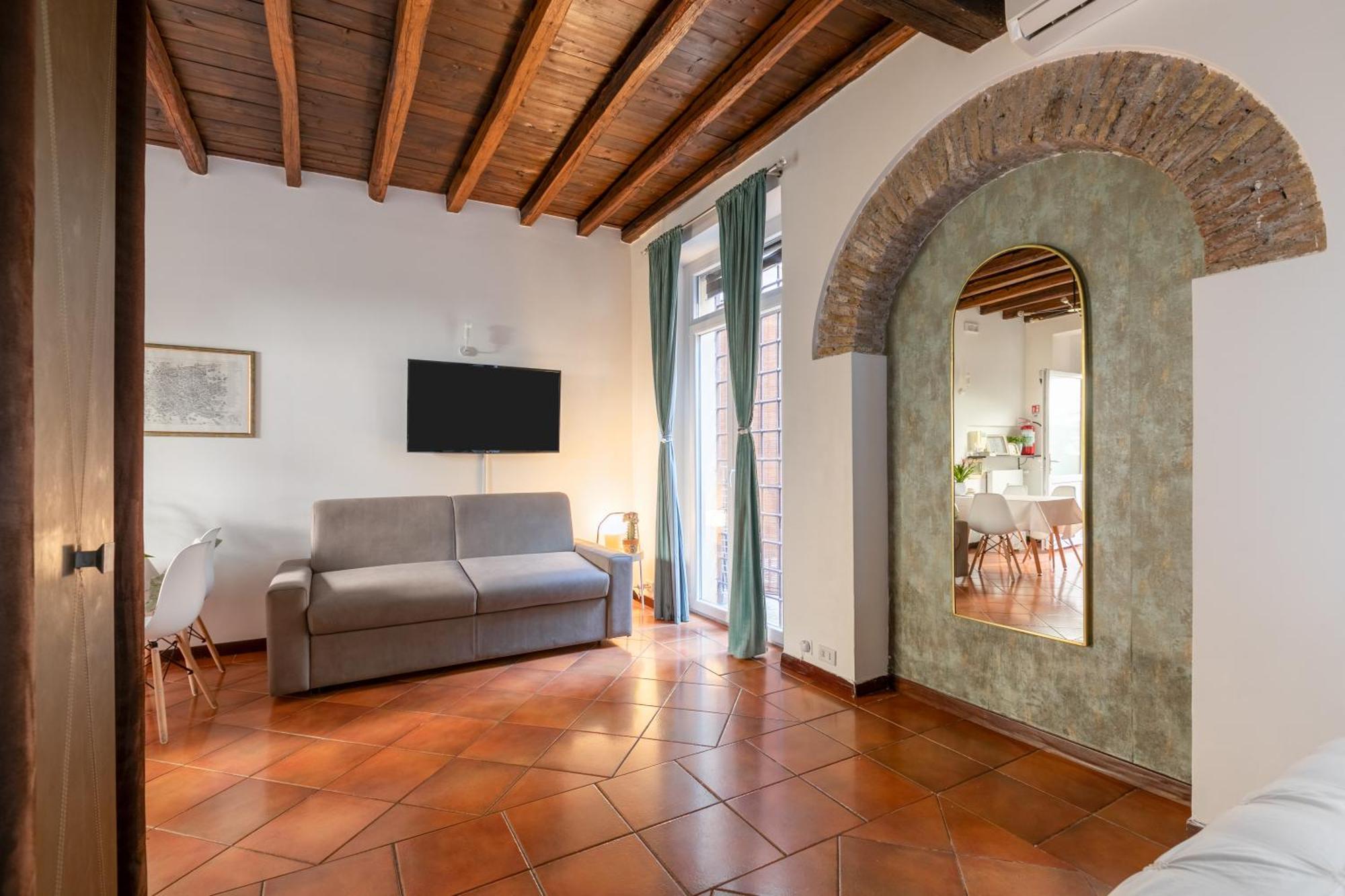 Apartment Quiet Trevi Fountain With Patio And Backyard Rome