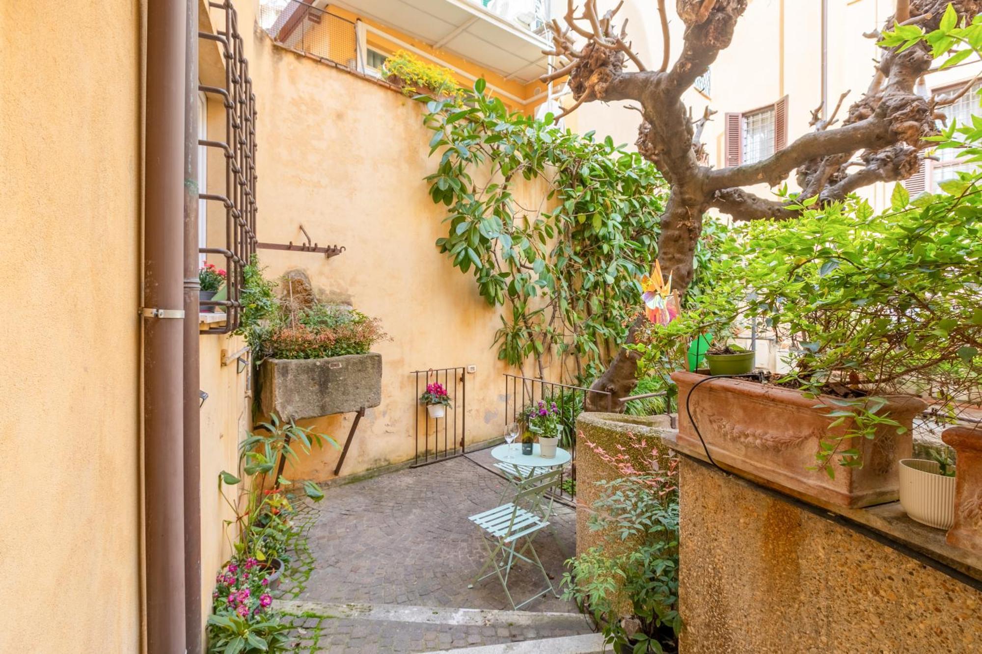 Quiet Trevi Fountain With Patio And Backyard Rome