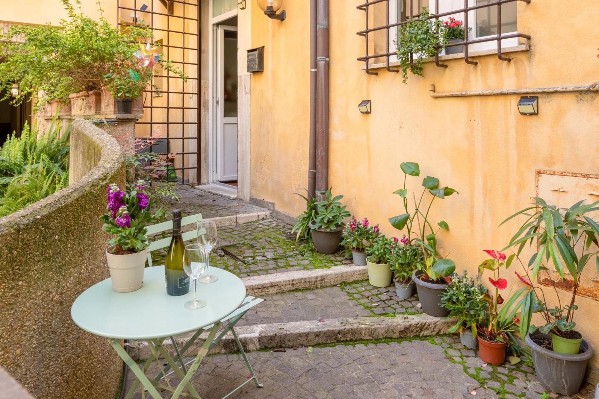 Quiet Trevi Fountain With Patio And Backyard * Rome