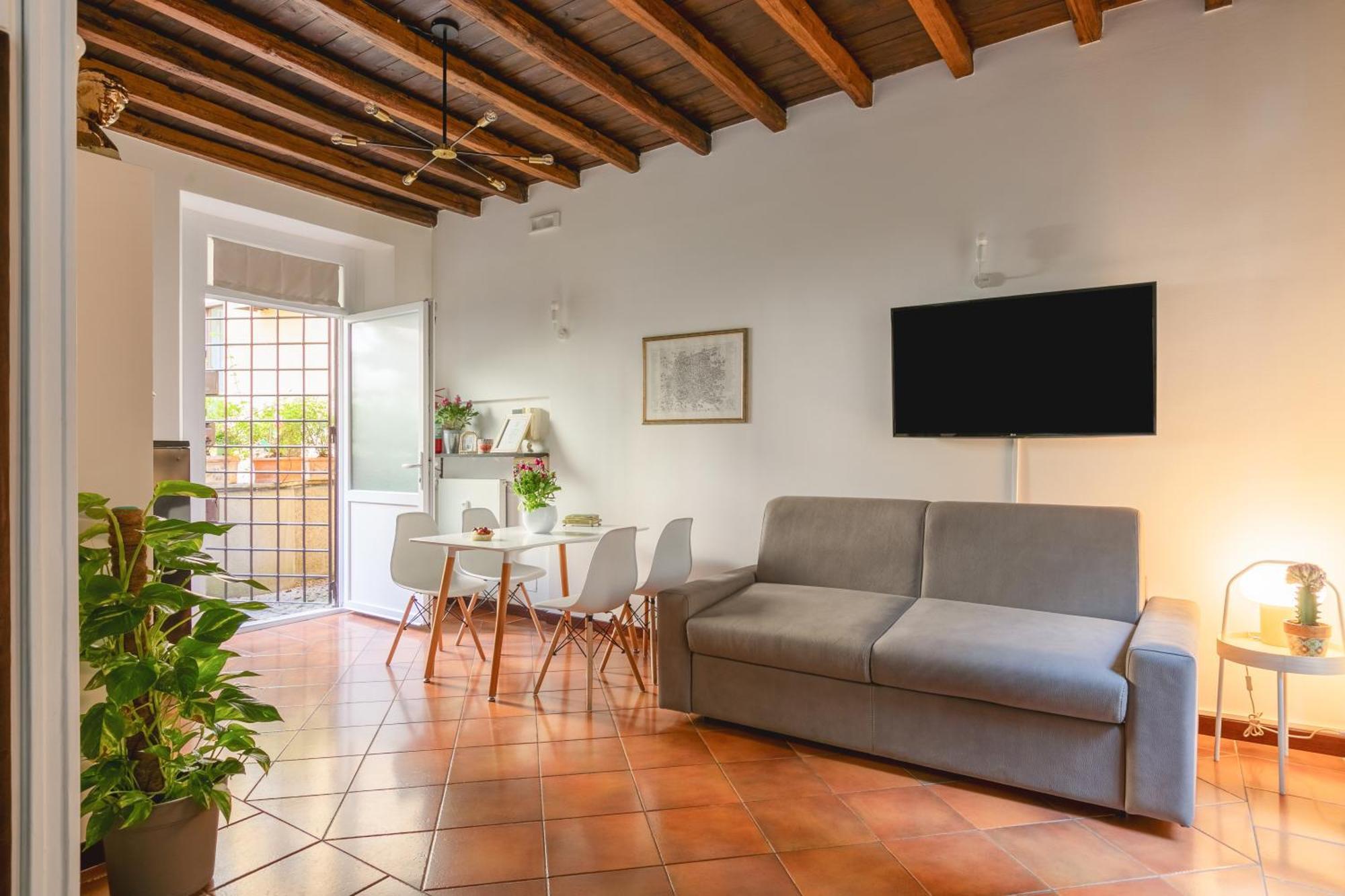 Apartment Quiet Trevi Fountain With Patio And Backyard