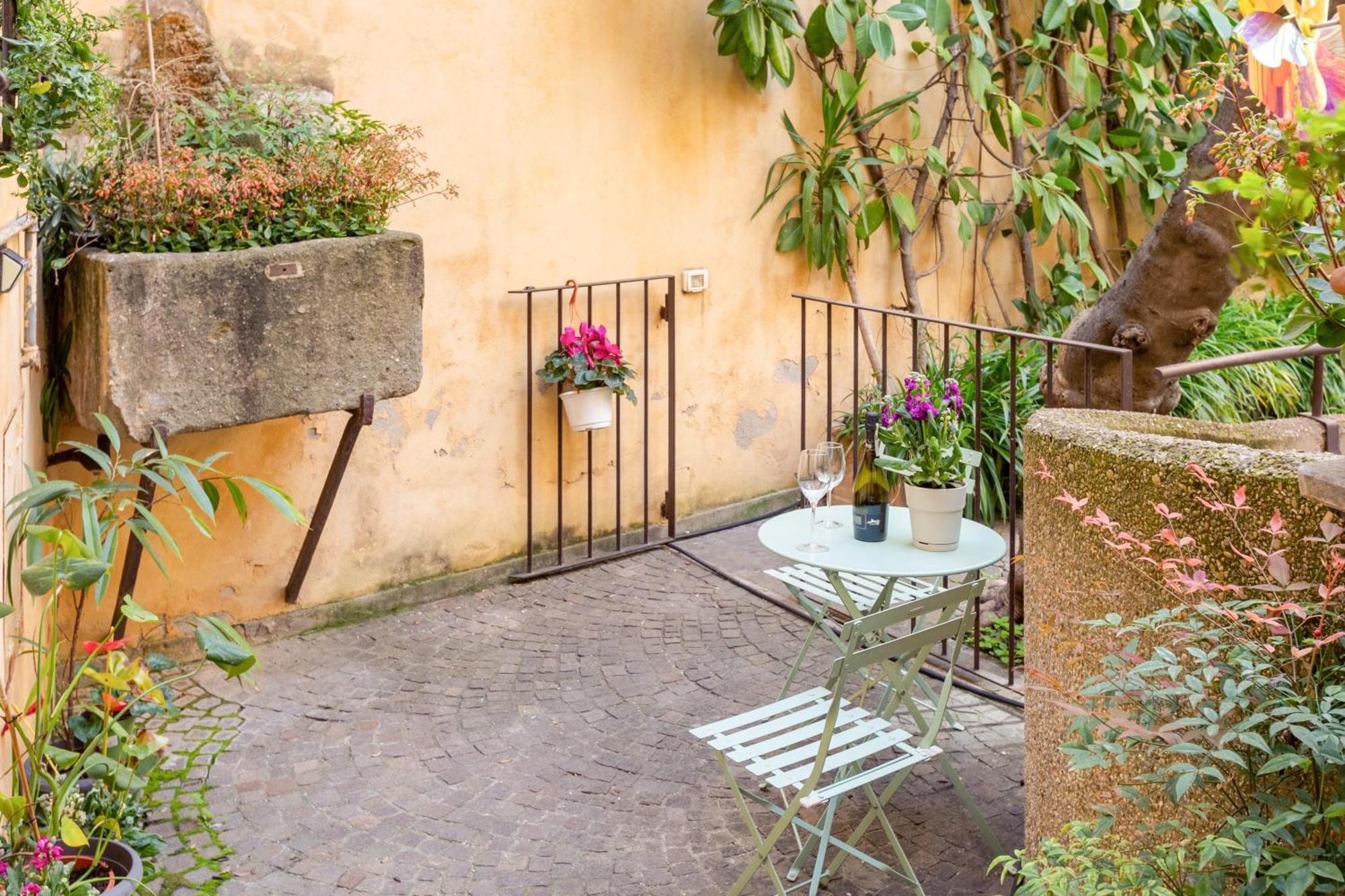Apartment Quiet Trevi Fountain With Patio And Backyard *
