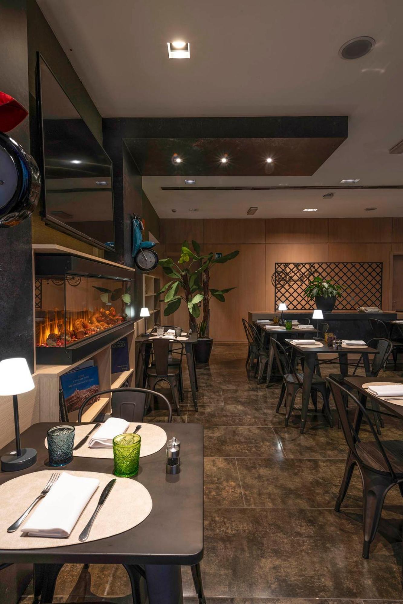 H10 Citta Hotel 4*