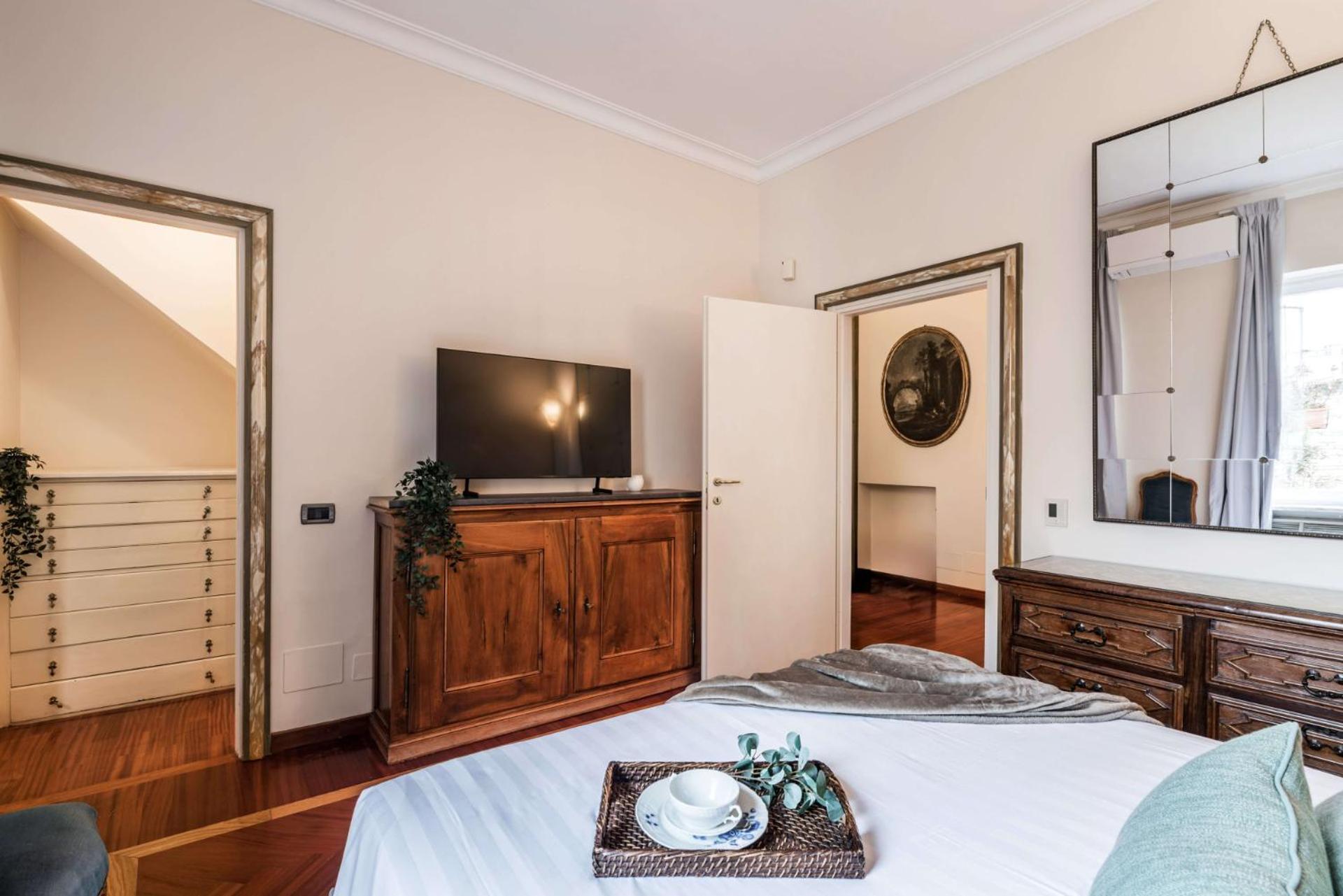 The Rent - One-bedroom In A Quiet, Classically Styled Corner Near The Quirinale Rome