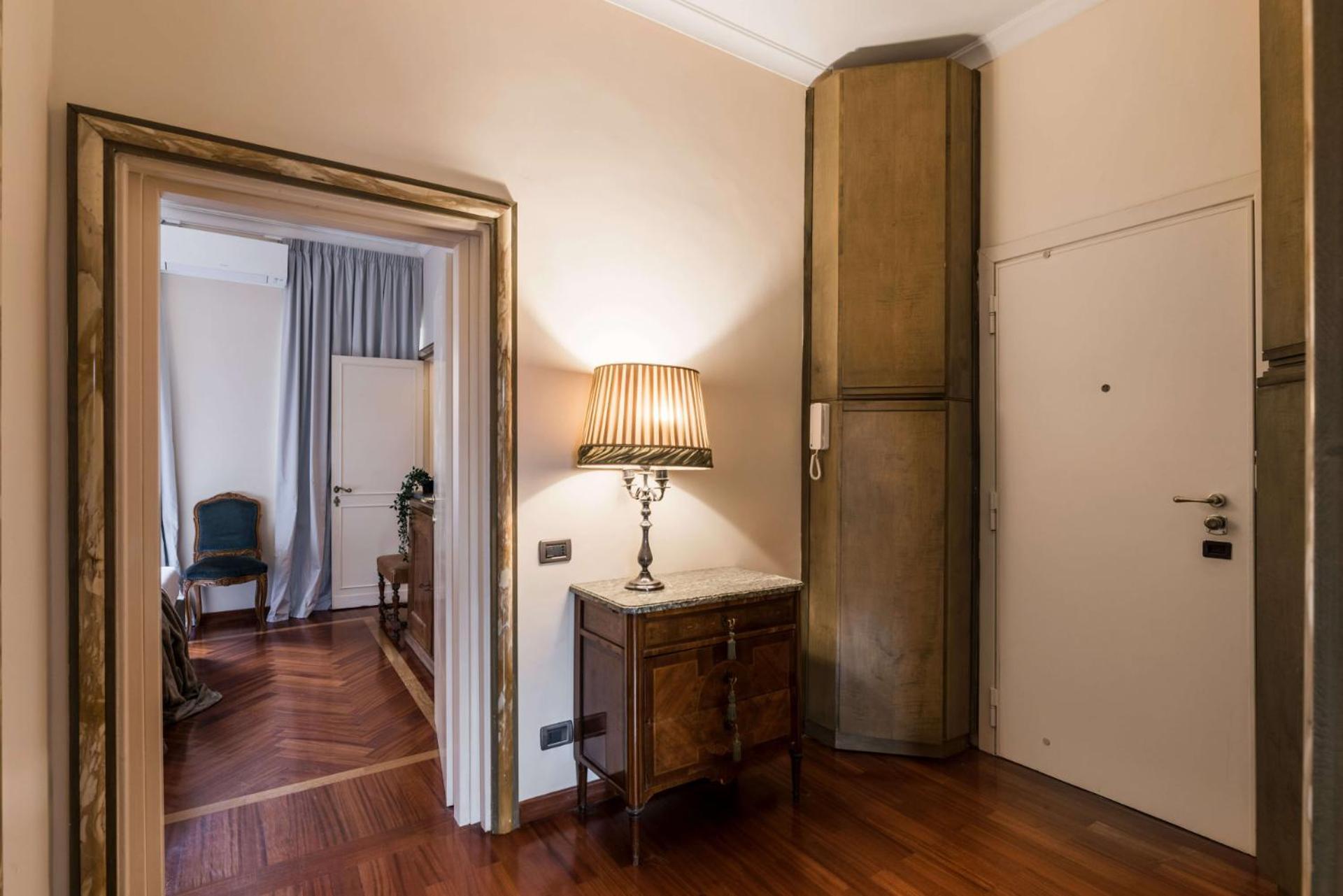 The Rent - One-bedroom In A Quiet, Classically Styled Corner Near The Quirinale Appartement *