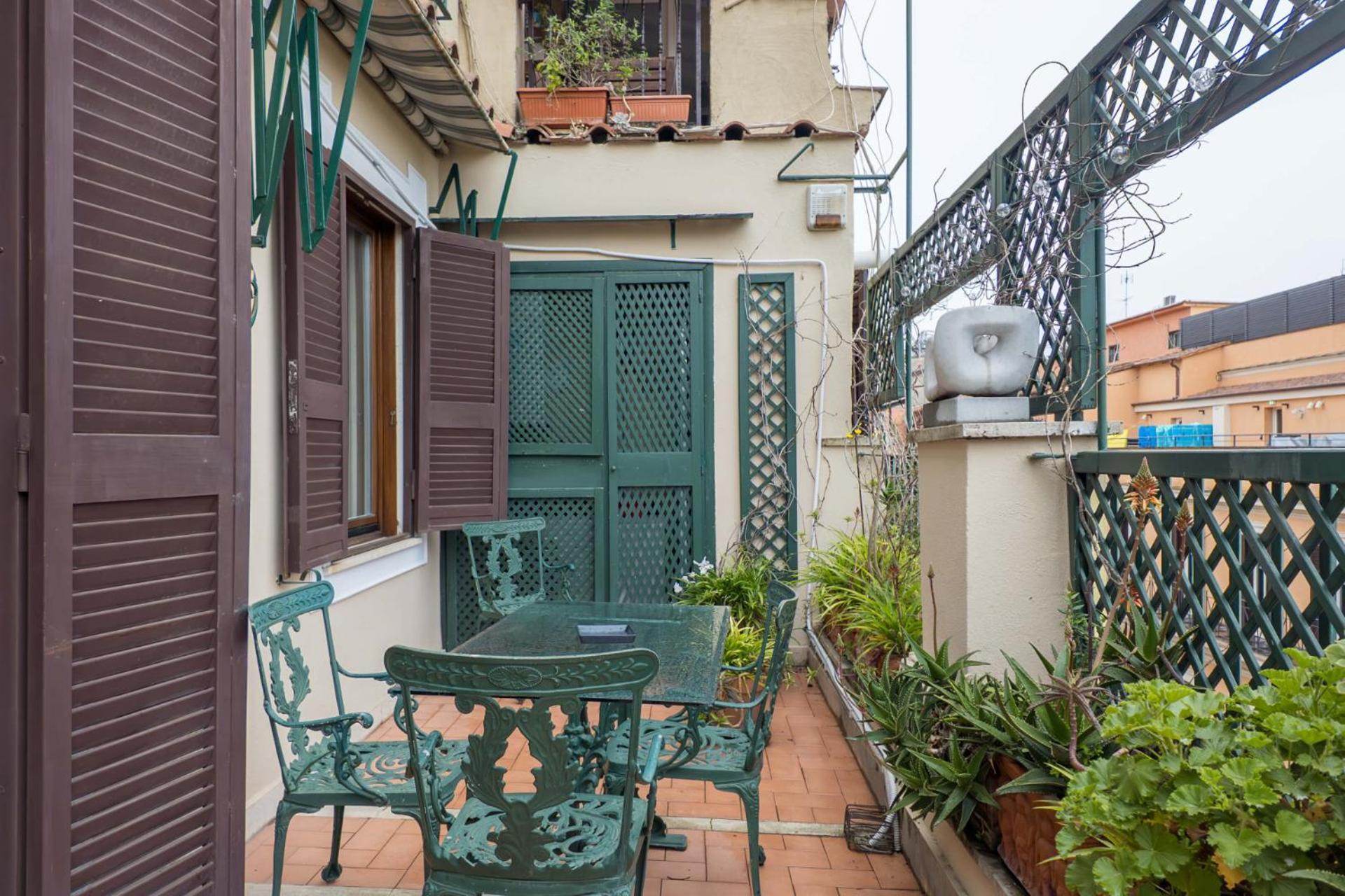 The Rent - One-bedroom In A Quiet, Classically Styled Corner Near The Quirinale Rome