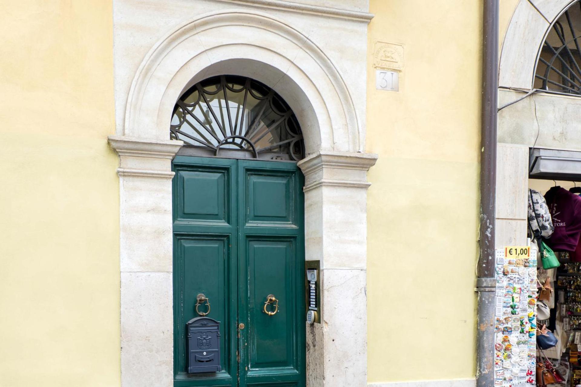 The Rent - One-bedroom In A Quiet, Classically Styled Corner Near The Quirinale