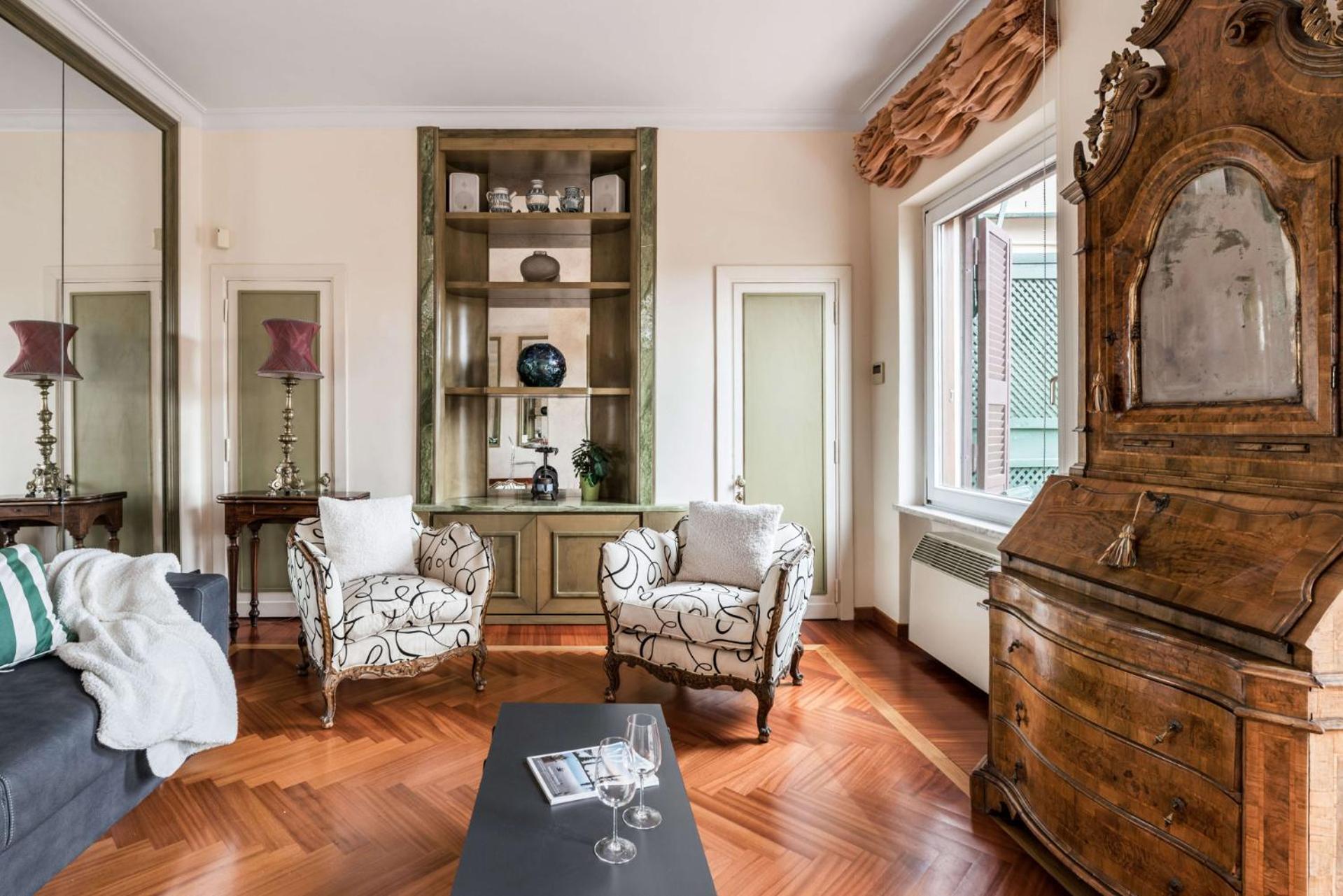 The Rent - One-bedroom In A Quiet, Classically Styled Corner Near The Quirinale Appartement
