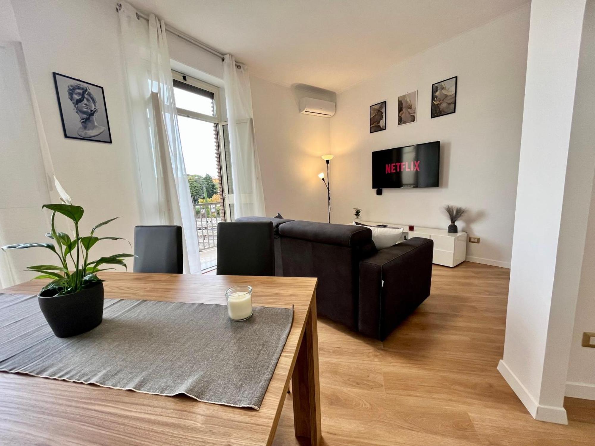 Apartment Pyramidhouse - 100mq With View - 2km From The Colosseum