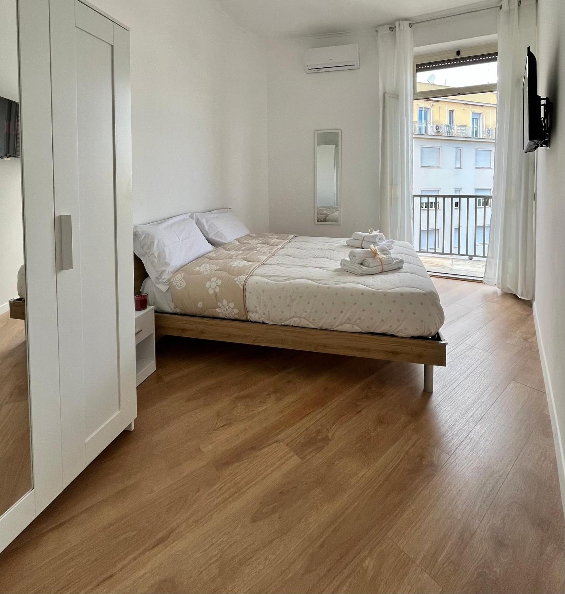 Apartment Pyramidhouse - 100mq With View - 2km From The Colosseum