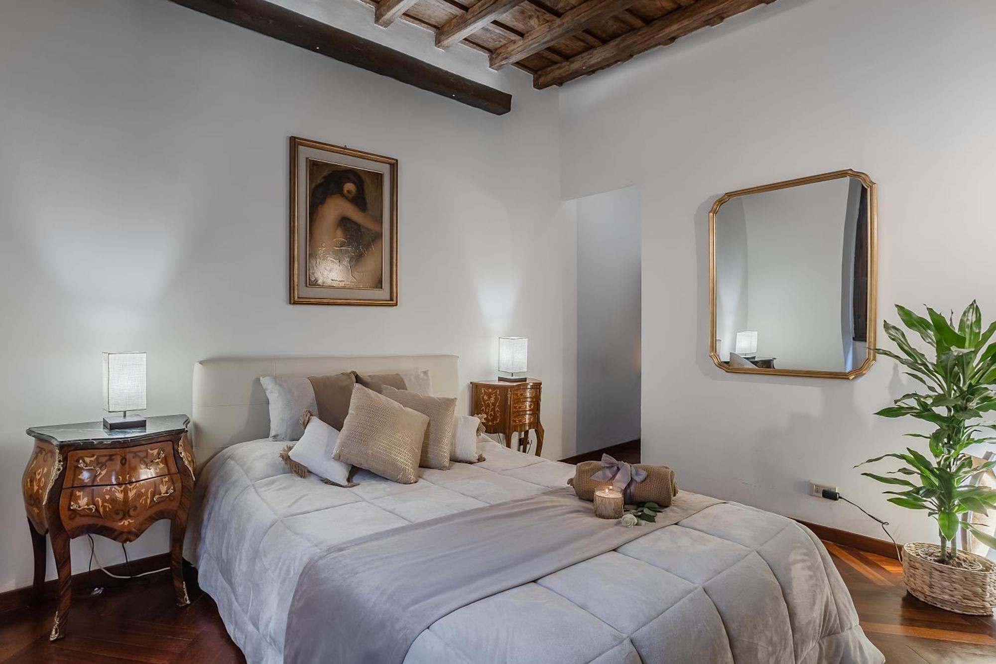 Trevi Fountain Stylish Apartment