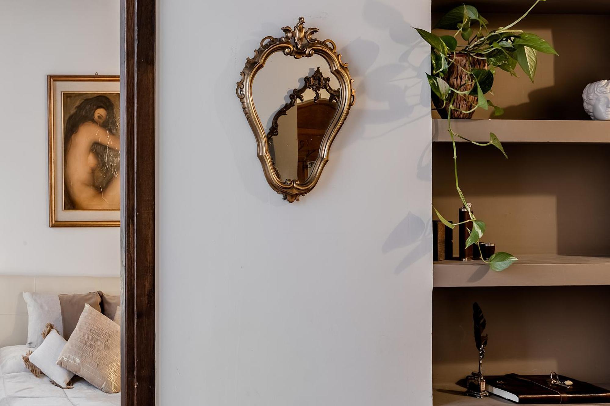 Trevi Fountain Stylish Apartment