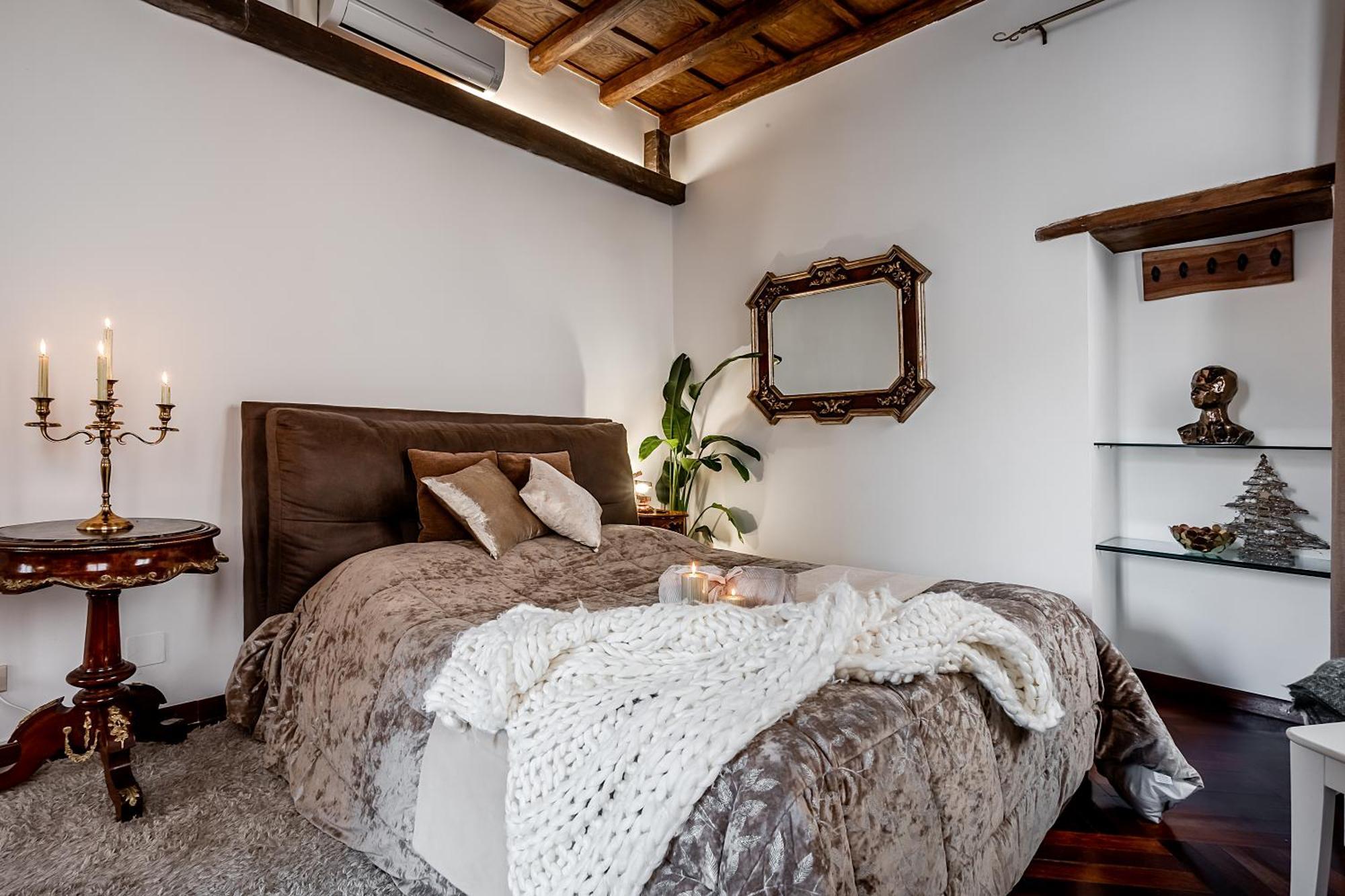 Trevi Fountain Stylish Apartment