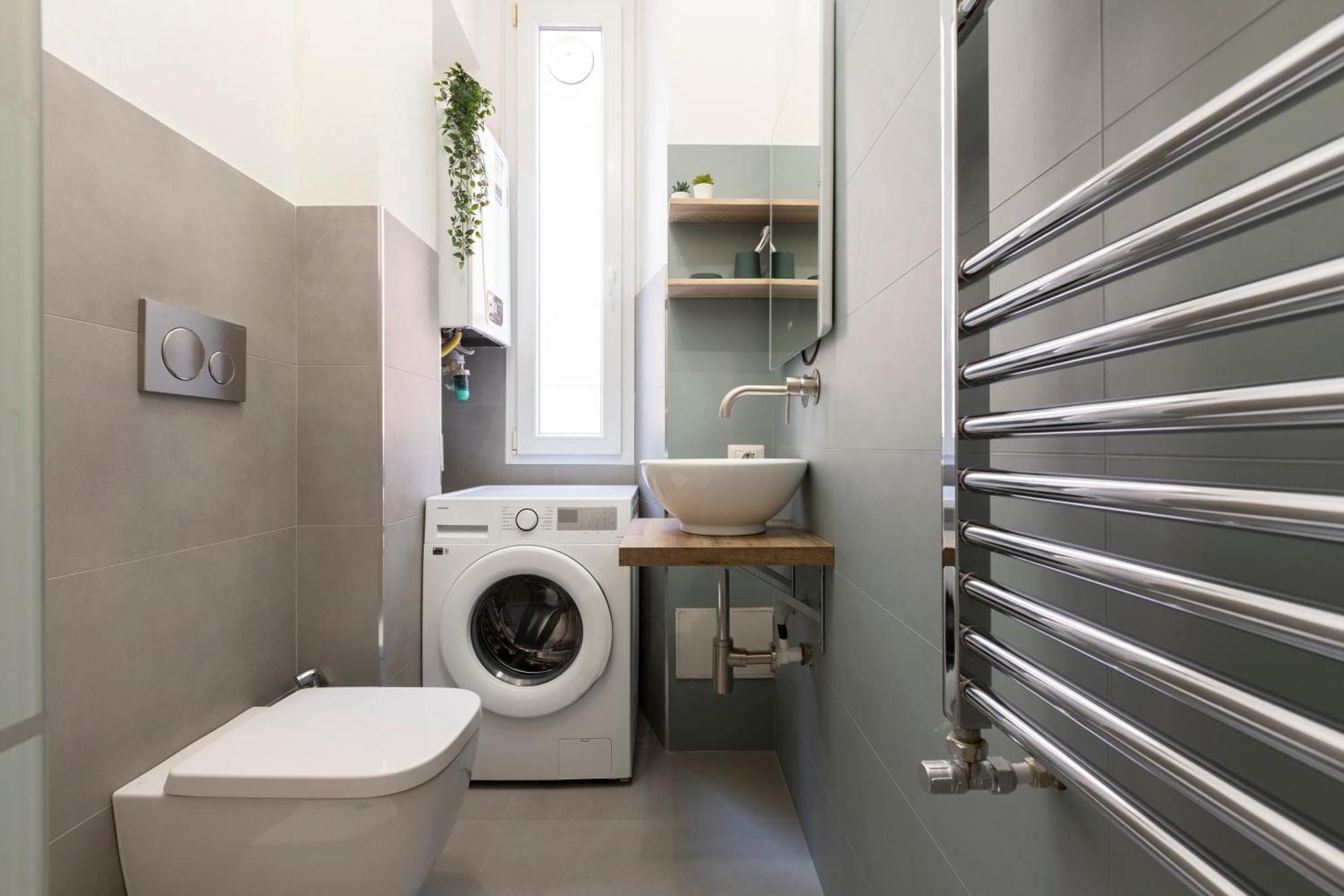 The Rent - Sunny Three-bedroom Near Ottaviano Metro Stop Apartment