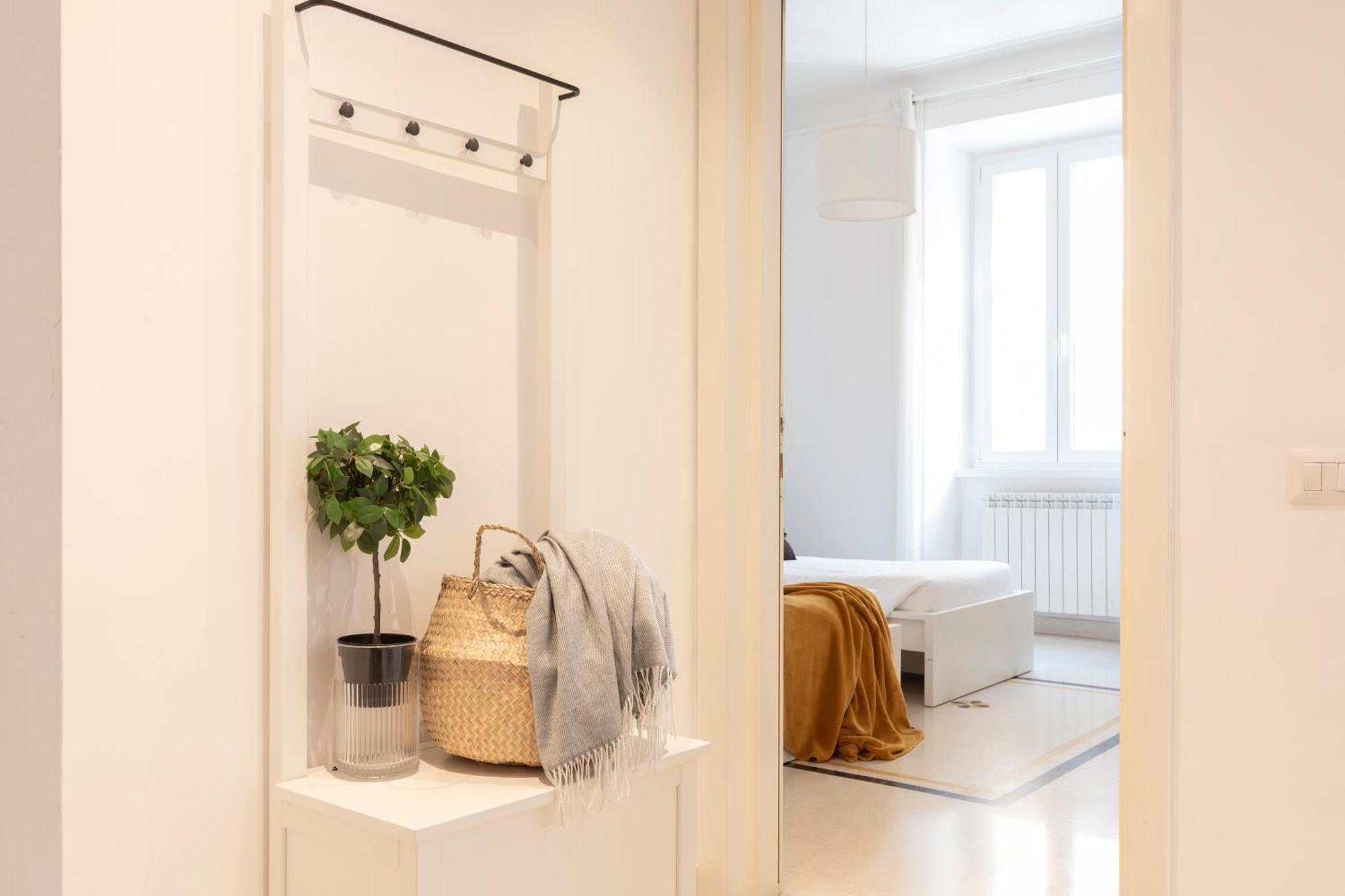 The Rent - Sunny Three-bedroom Near Ottaviano Metro Stop *
