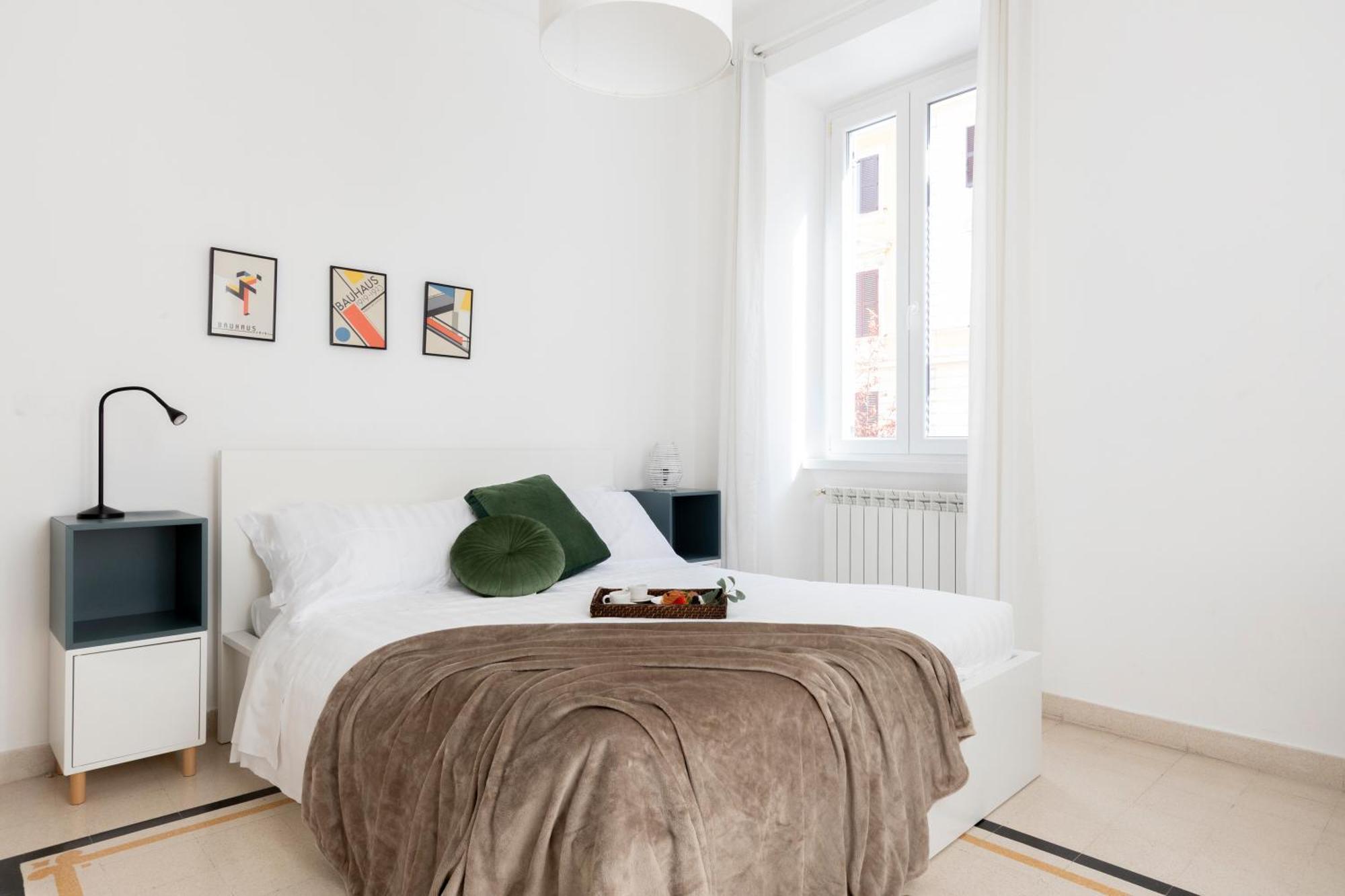 The Rent - Sunny Three-bedroom Near Ottaviano Metro Stop Rome