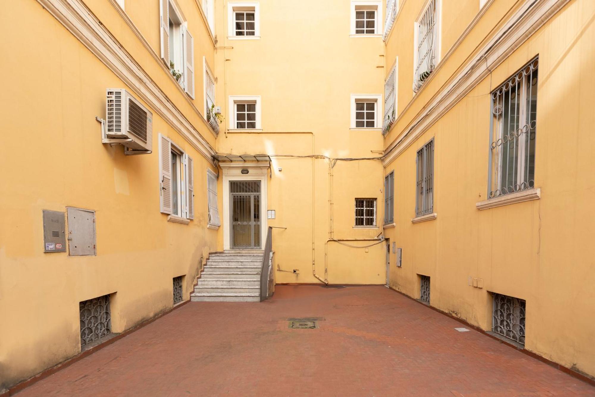Apartment The Rent - Sunny Three-bedroom Near Ottaviano Metro Stop *