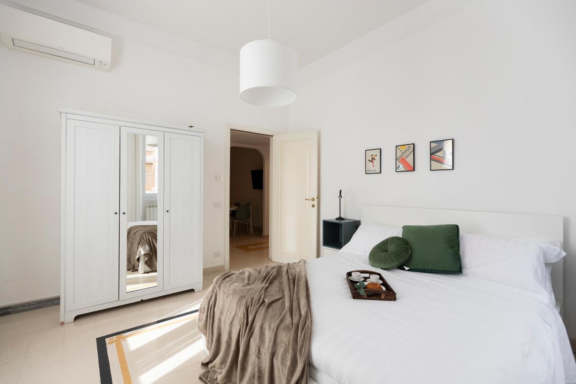 The Rent - Sunny Three-bedroom Near Ottaviano Metro Stop Rome