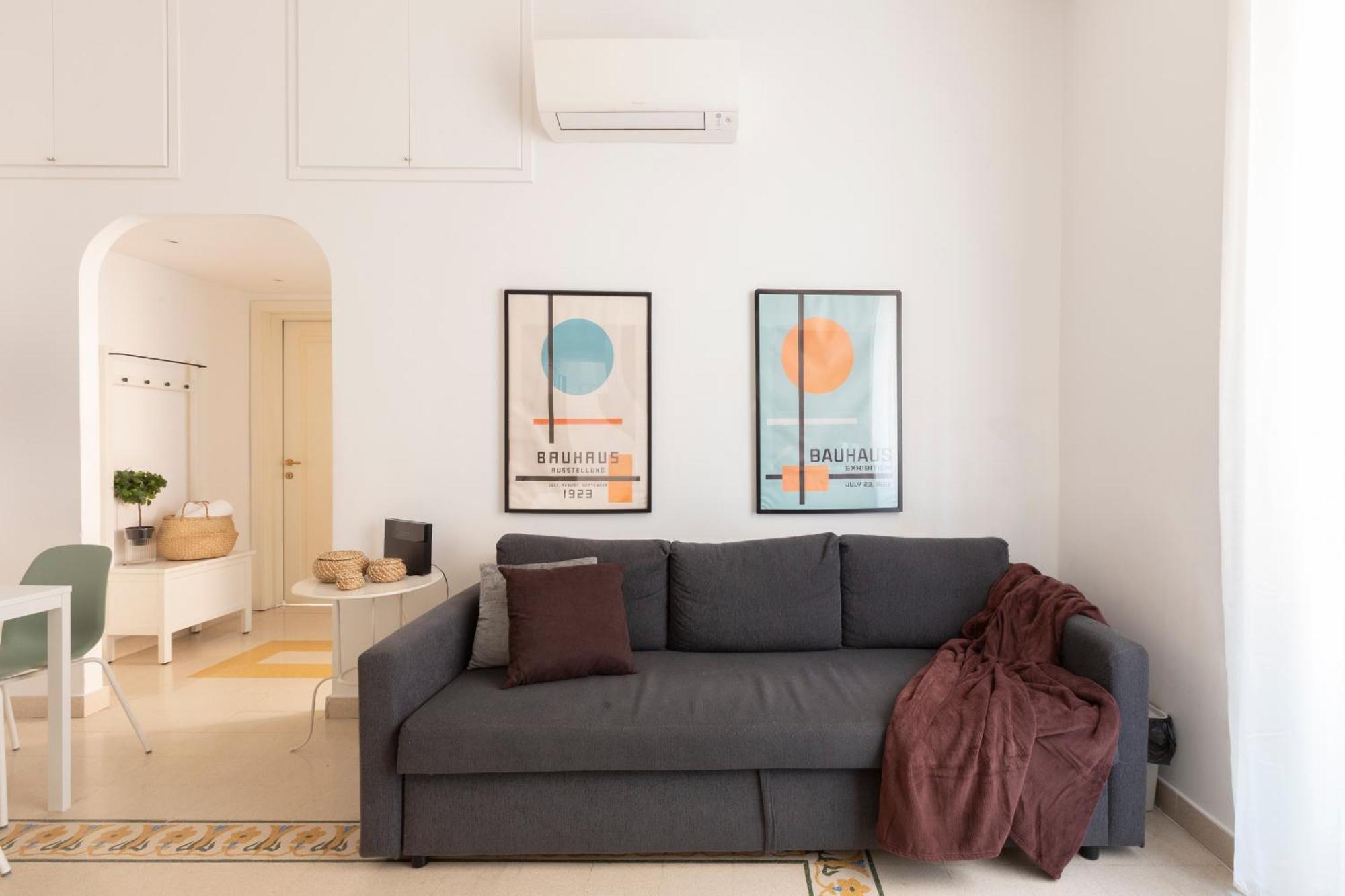 The Rent - Sunny Three-bedroom Near Ottaviano Metro Stop Apartment