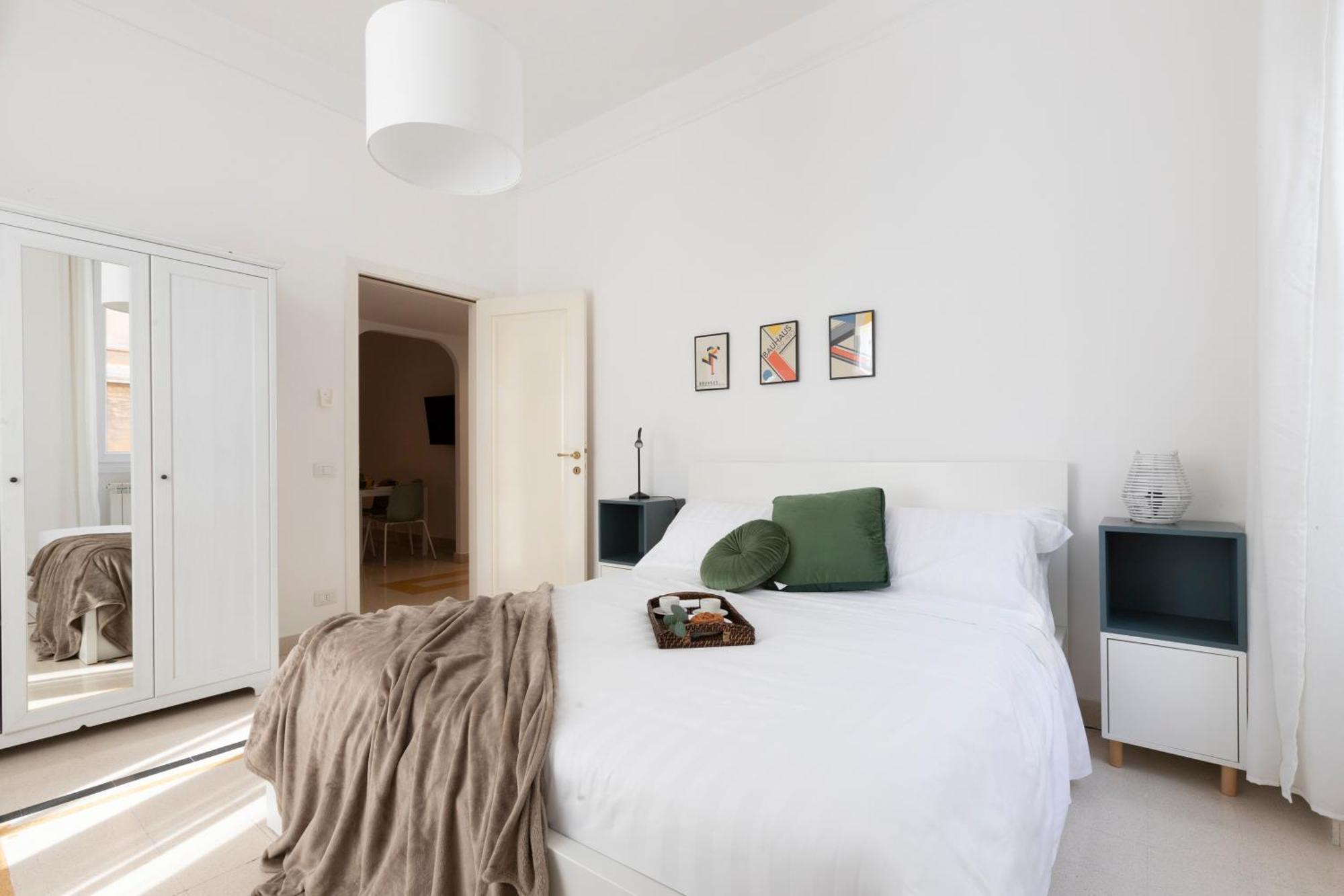 The Rent - Sunny Three-bedroom Near Ottaviano Metro Stop Apartment *