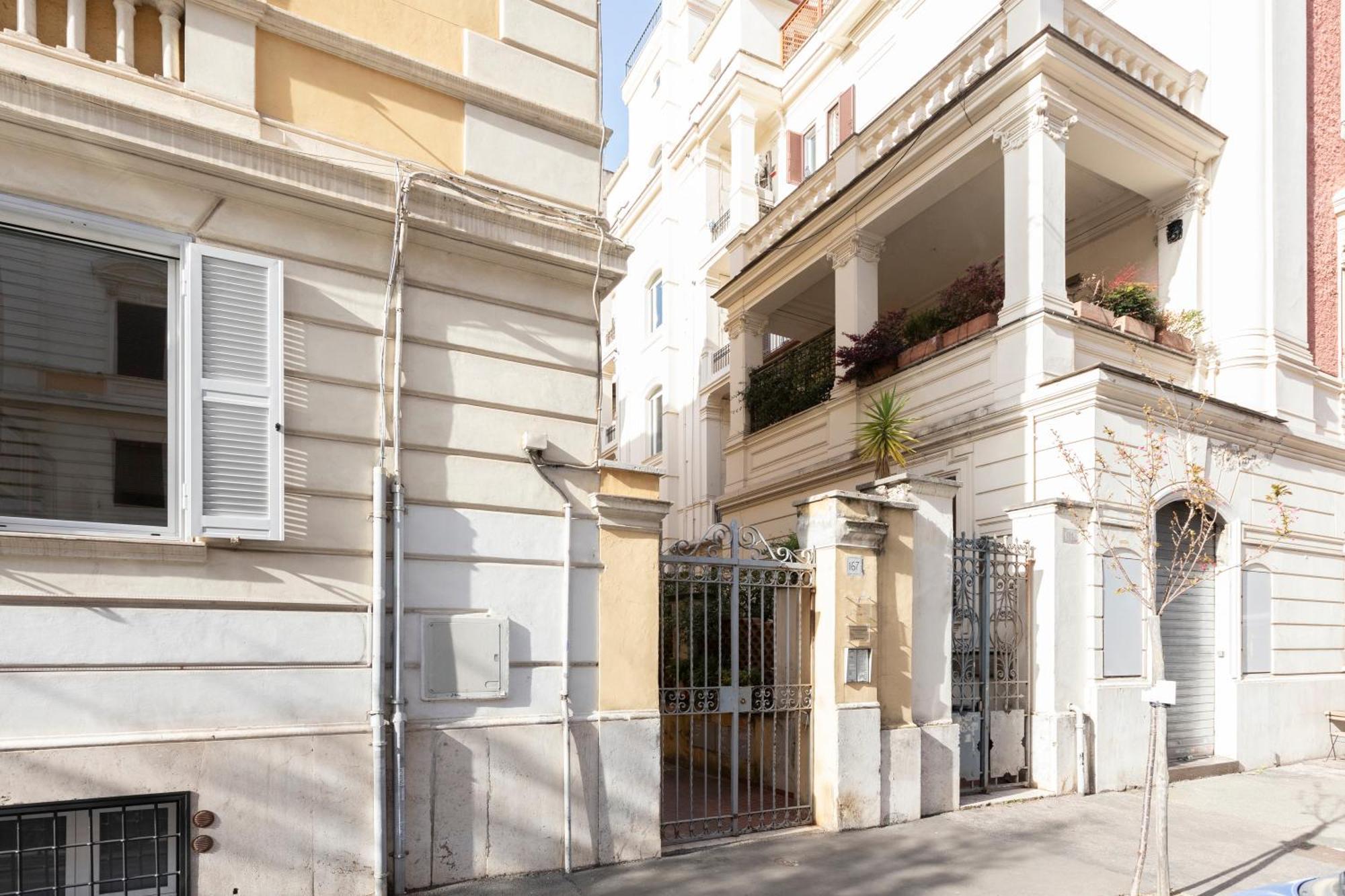 The Rent - Sunny Three-bedroom Near Ottaviano Metro Stop Apartment Rome