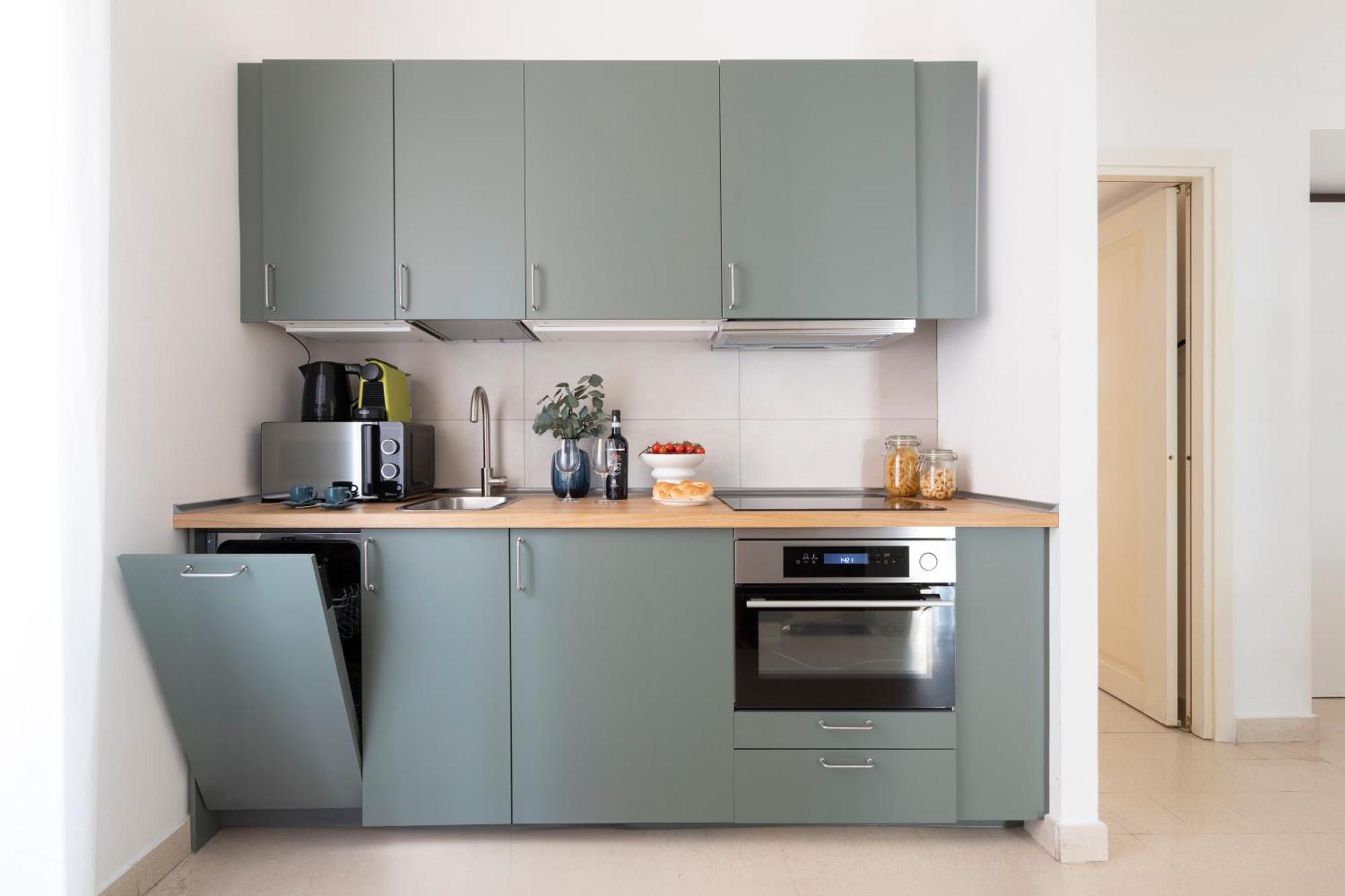 Apartment The Rent - Sunny Three-bedroom Near Ottaviano Metro Stop *