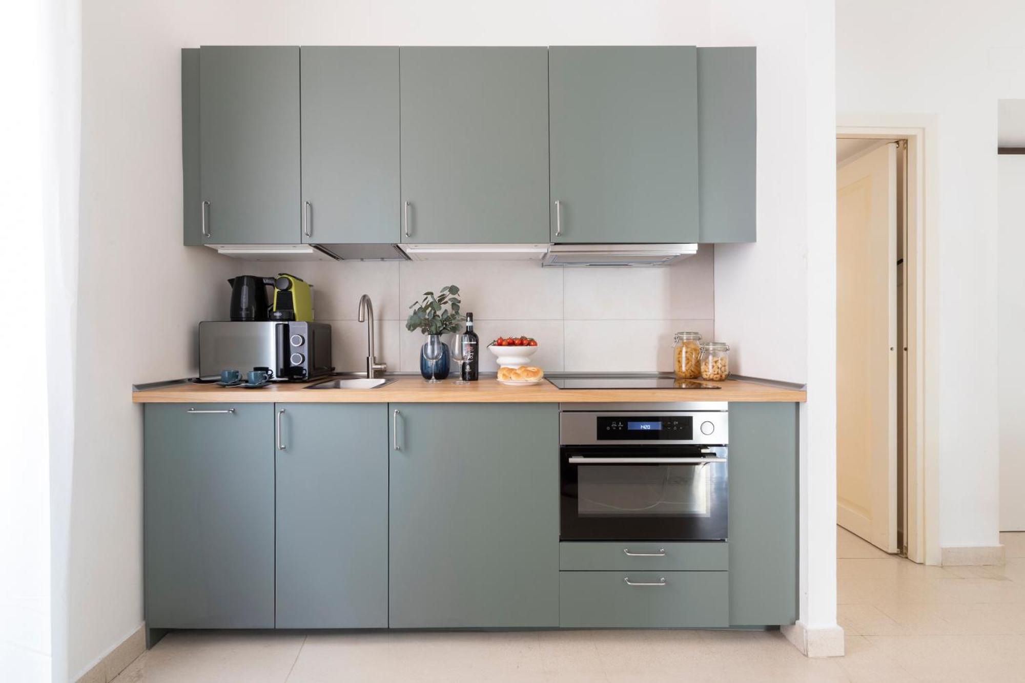 The Rent - Sunny Three-bedroom Near Ottaviano Metro Stop Apartment