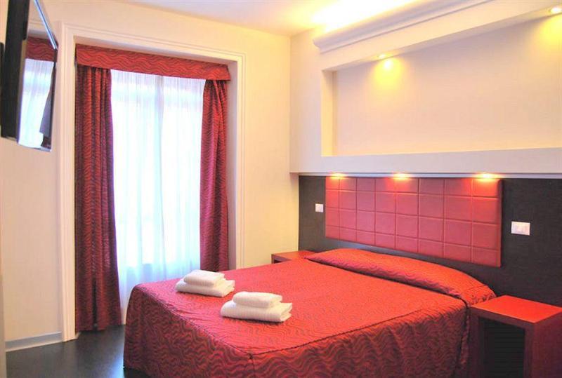 Hotel Versailles *
