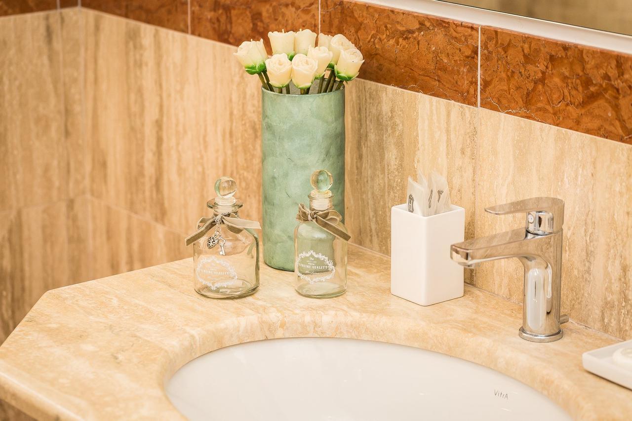 Prestigious Via Barberini Apartment Rome
