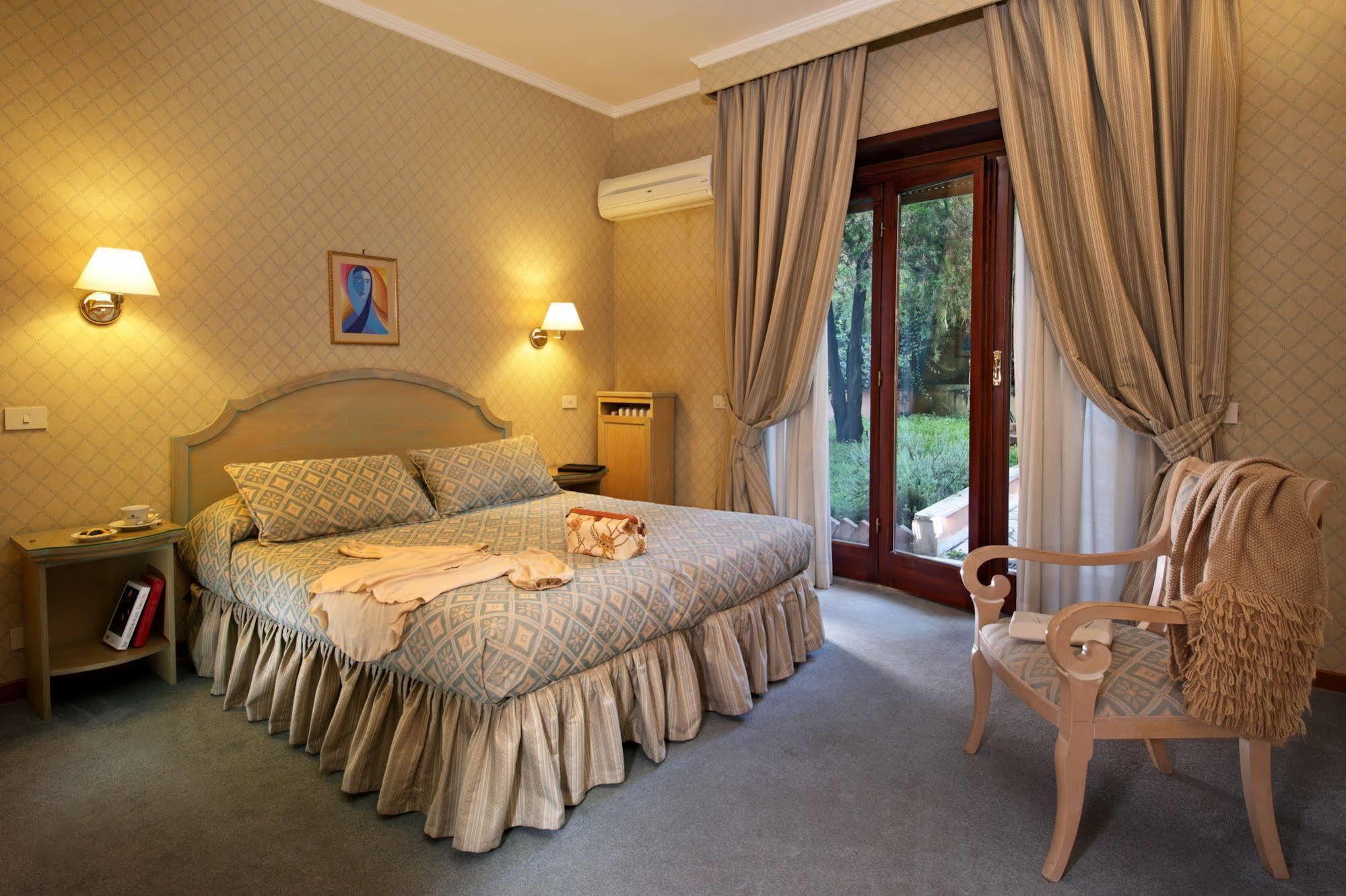 Hotel Aurelia San Pietro 4*
