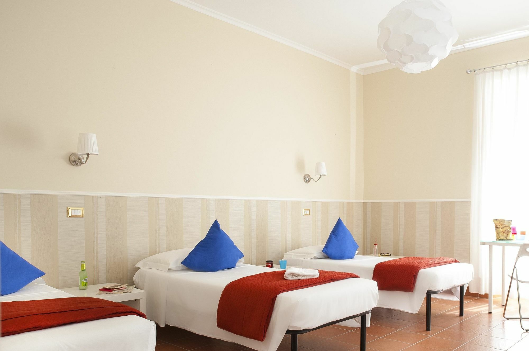 Budget Rooms Des Arts Hostel Rome