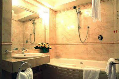 Luxury H 2000 3* Rome