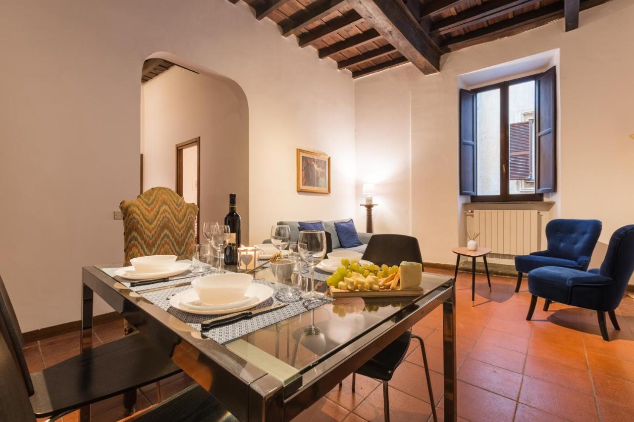 Apartment Secret Coronari Rome