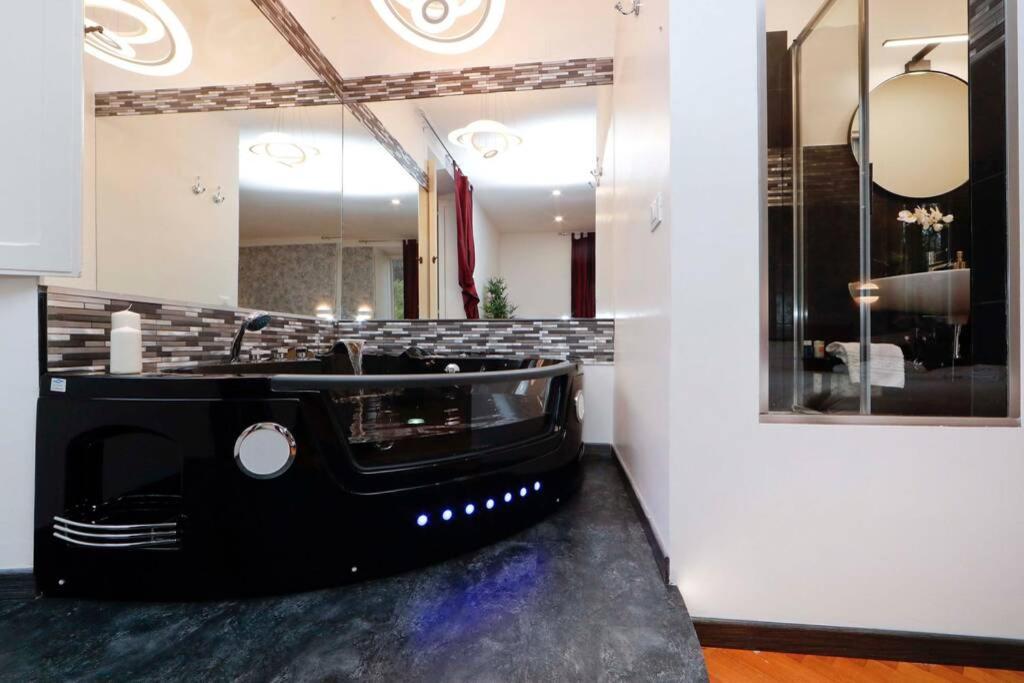 Black Enchanting Jacuzzi Trastevere - Collection