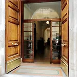 Trevi Diamond Luxury Suites & Jacuzzi