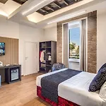 Little Queen Rooms