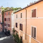 Cozy, Sunny Suite In The Heart Of Trastevere
