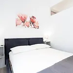 Appia Purple Terrace Apartment In Rome