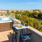 Penthouse With A Panoramic Rooftop In Trastevere With Seasonally Jacuzzi