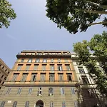 Castro Pretorio Suite -1St Floor Of Historic Mansion With Lift, Comfortable, Baby Friendly, Bike Parking, Most Quiet And Guarded Area In Front Of Officers Headquarters 5 Minutes Walk From Termini Railway & Metro Station - Genuine Guest Care In 4 Lang