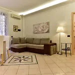 Classic Apartment In Re Di Roma Near The Metro
