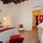 Madonna De\' Monti Suites