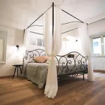 Verrazzano 37 Guest House