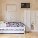 Deluxe Rooms And Chilling Jacuzzi Suite Guesthouse
