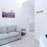 White Home Suite And Rooms