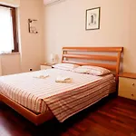 Roman Holiday House