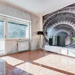 Large Apartment With Swimming Pool And Tennis Court Near The Station