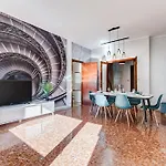 Large Apartment With Swimming Pool And Tennis Court Near The Station