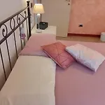 Italy\'S Enchanting Ambiance - A Snug Apartment In Rome